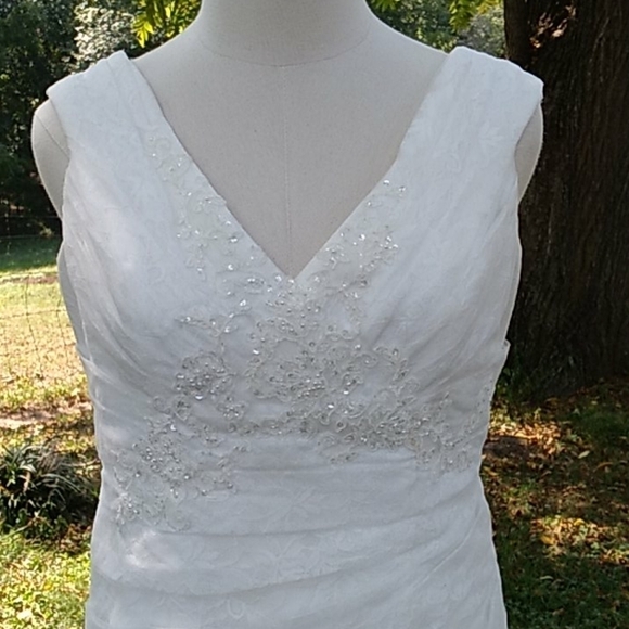 Jewel by Davids Bridal 10 wedding dress 👰 - Picture 2 of 9